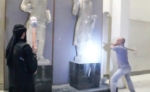 Des militants de Daesh détruisent des statues à Mossoul, en Irak, dans une vidéo mise en ligne le 26 février 2015.