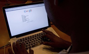 Un internaute fait une recherche sur Google.