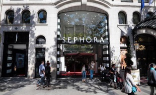 Des personnes marchent devant la boutique Sephora des Champs-Elysées, le 24 septembre 2013 à Paris