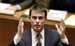Le Premier ministre Manuel Valls a proposé, le 8 avril 2014 à l'Assemblée nationale, de diviser le nombre de régions par deux