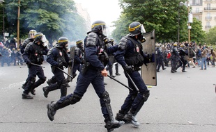 Des policiers lors d'une manifestation à Paris le 26 mai 2016.