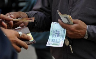 La roupie indienne a atteint vendredi un nouveau record de faiblesse face au dollar américain et la Bourse de Bombay a perdu près de 4%, signes de la défiance croissante des investisseurs à l'égard de l'économie du pays