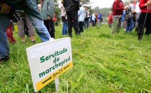 La Chapelle-sur-Erdre, le 29/09/2013. Des militants du collectif l'Erdre pour tous accompagnés d'élus tentent d'entamer une marche le long de l'Erdre