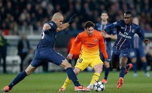 Lionel Messi au duel avec Alex et Blaise Matuidi le mardi 2 avril 2013.