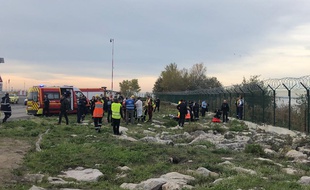 Une voiture est tombée dans le fleuve Var, près de l'aéroport de Nice.