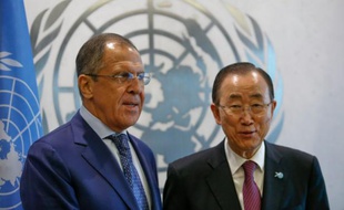 Le secrétaire général de l'ONU, Ban Ki-Moon (droite) rencontre le ministre des Affaires étrangères, Sergueï Lavrov, à New-York, le 1er octobre 2015
