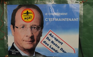 Une affiche de campagne de François Hollande détournée par des opposants à l'aéroport