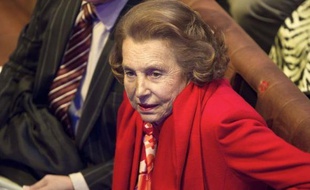 Un nouveau front judiciaire s'ouvre dans l'affaire Bettencourt, avec une seconde procédure pour abus de faiblesse déposée mercredi à Nanterre, perturbant les projets du procureur général de Versailles qui veut retirer la totalité du dossier de ce tribunal.
