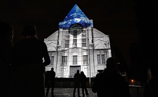 Exemple de vidéo mapping sur la façade de la cathédrale de la Treille, à Lille.