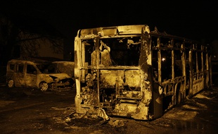 Des voitures et un bus incendiés à Beaumont-sur-Oise, le 23 novembre 2016.