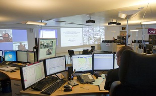 Les images filmées par le drone ont été projetées en direct dans les locaux de la direction de la sûreté de la SNCF, à Paris (10e) le 4 février 2014