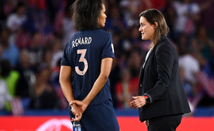 Wendie Renard et Corinne Diacre après la défaite en quart de finale de la Coupe du monde des Bleues face aux Etats-Unis, le 28 juin 2019.