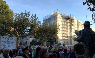 Les opposants au projet autoroutier de Grand contournement ouest après la décision du tribunal sur l'autorisation du début du chantier à Strasbourg.
