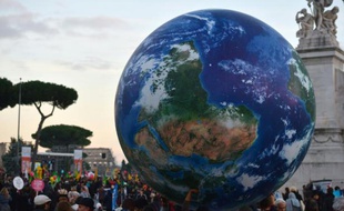 Des manifestants en faveur du climat portent un globe géant à Rome, le 29 novembre 2015