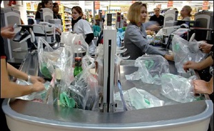 Le marché du travail s'est féminisé, mais 30% des femmes travaillent à temps partiel en France, parfois contre leur gré, souvent en horaires décalés dans la grande distribution ou le nettoyage, et avec des demi-salaires insuffisants pour vivre.