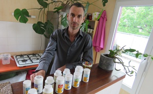 Clément tente de se soigner avec des médicaments venus d'Allemagne qu'il achète sur Internet.