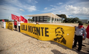 Des supporteurs de l'ancien président brésilien Lula devant la Cour suprême le 14 avril 2021.