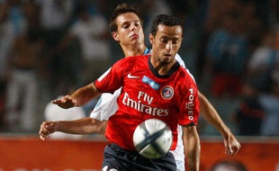 Le néo-Parisien Nenê devant le néo-Marseillais Cesar Azpilicueta lors du Trophée des champions, le 28 juillet 2010