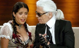 Repérée! Salma Hayek, tout sein dehors, sous le regard de Karl Lagerfeld, le 4 octobre 2008 à Nuremberg en Allemagne.