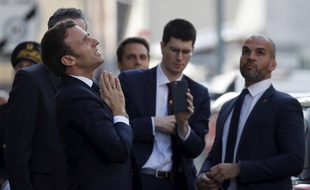 Emmanuel Macron prie pour rétablir la confiance envers les politiques.