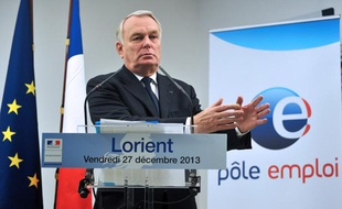 Le Premier ministre Jean-Marc Ayrault dans une agence Pôle Emploi de Lorient (Morbihan) le 27 décembre 2013.