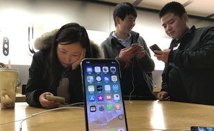De jeunes chinois testent l'iPhone X dans un Apple store de Beijing en Chine, le 6 novembre 2017.