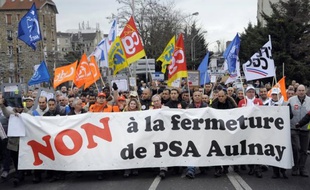 PSA Peugeot Citroën est assigné lundi devant un juge des référés de Bobigny par le syndicat SUD de l'usine d'Aulnay-sous-Bois, qui demande la suspension du plan de restructuration du groupe -prévoyant notamment la fermeture du site-, au motif que certains comités d'entreprise n'ont pas été consultés.