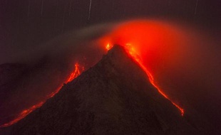 Le mont Sinabung en éruption, le 22 juin 2015, dans le nord de l'île de Sumatra, en Indonésie