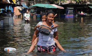 Quelques centaines de personnes dont les habitations dans le Nord-Est de Bangkok sont inondées depuis des jours, ont réclamé lundi une évacuation plus rapide de l'eau, accusant les autorités de les sacrifier pour protéger le centre de la capitale toujours au sec.