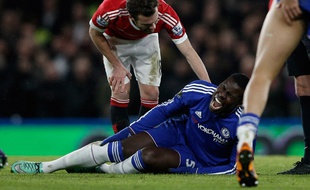 Sérieusement blessé au genou, Kurt Zouma manquera l'Euro 2016.