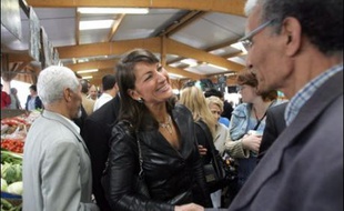 Sylvie Noachovitch, avocate de 43 ans connue pour être l'une des chroniqueuses vedettes spécialisée dans les escroqueries de l'émission "Sans aucun doute" de Julien Courbet (TF1) mène une campagne de terrain sur-vitaminée, sûre d'elle et de sa victoire.