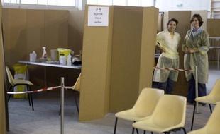 Deux jeunes infirmières dans un centre de vaccination à Paris le 12 novembre 2009.
