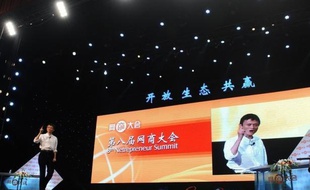 Le géant chinois du commerce en ligne Alibaba a annoncé mardi qu'il offrait 2,3 milliards de dollars (1,7 milliard d'euros) pour racheter ses parts détenues par l'américain Yahoo et ainsi se retirer de la cote.
