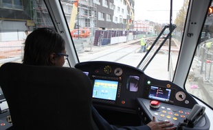 A bord du T8, entre Epinay-sur-Seine et Saint-Denis. La ligne marche encore à blanc, la mise en service est prévue le 16 décembre.