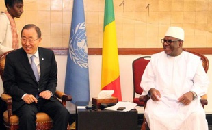 Le secrétaire général de l'ONU, Ban Ki-Moon (g), à côté du président malien Ibrahim Bobacar, le 20 décembre 2014 à Bamako
