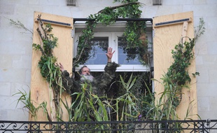 Tout à coup, un homme apparaît à la fenêtre...
