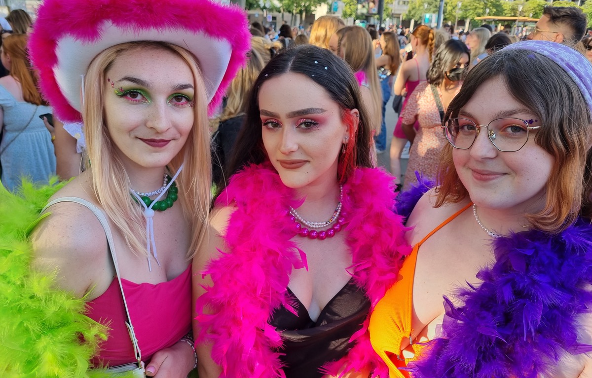 Place Concert Harry Styles Paris 2022 Harry Styles à Bercy : Sous le fluo et les boas, des « Harries » guidés «  vers l'acceptation de soi et des autres »