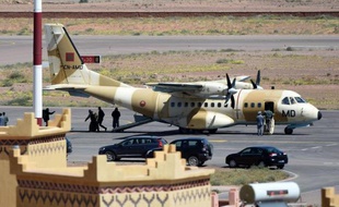 Un avion militaire arrive à l'aéroport de Ouarzazate pour secourir les spéléologues espagnols le 5 avril 2015