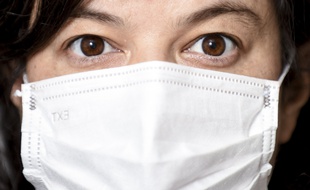 Une femme portant un masque pendant l'épidémie de Covid-19 (Illustration)