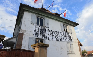 Deux bâtisses occupées illégalement par le Bastion social, groupement identitaire, à Entzheim (Bas-Rhin). Le 22 février 2019