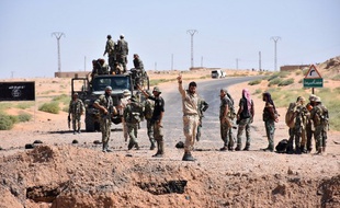 Les forces du gouvernement syrien sur une route entre Kabajeb et Al-Shula, au sud de Deir Ezzor, le 8 septembre 2017.