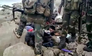 Le Conseil national syrien (CNS), principal mouvement d'opposition, a exhorté dimanche la Ligue arabe, dont une mission d'observateurs est attendue lundi en Syrie, à se rendre à Homs (centre), où des milliers de soldats "assiègent" un quartier insurgé.