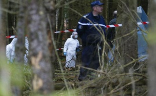 La police scientifique à pied d'oeuvre dans la zone entourant la découverte d'un corps carbonisé, dans le cadre de la disparition de la jeune Agnès, dans les environs du Chambon-sur-Lignon (Haute-Loire), le 19 novembre 2011