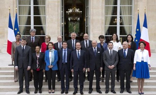 Le nouveau gouvernement Valls, autour du président François Hollande, après le premier conseil des ministres à l'Elysée, le 4 avril 2014