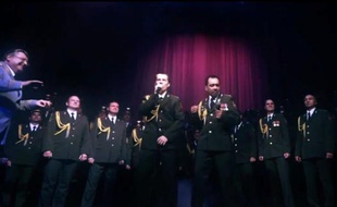 Un choeur de la police russe reprend «Get Lucky», de Daft Punk.