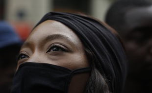 Une femme manifeste contre le racisme le 13 juin, à Paris.