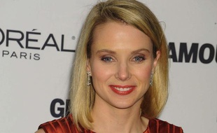 Marissa Mayer récompensée comme «femme de l'année» par Glamour en 2009 à New York.
