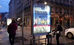 Le collectif Plein la vue a recouvert le 22 janvier 2018 certains panneaux publicitaires de la ville pour interpeller le public sur la nécessité de limiter la pub sur l'espace public.