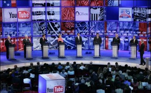 Les candidats démocrates à la Maison Blanche en 2008 se sont affrontés lundi lors du premier débat CNN/YouTube alimenté par des vidéos du site internet, une initiative présentée comme une première en politique.