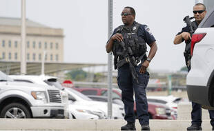 Des policiers américains près du Pentagone après une attaque au couteau, le 3 août 2022.